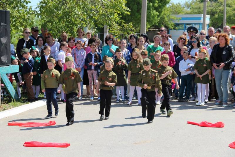 torzhestvennaya_chastj_prohozhdenie_lichnogo_sostava_garnizona_koncert_09_05_2016_55_web_55